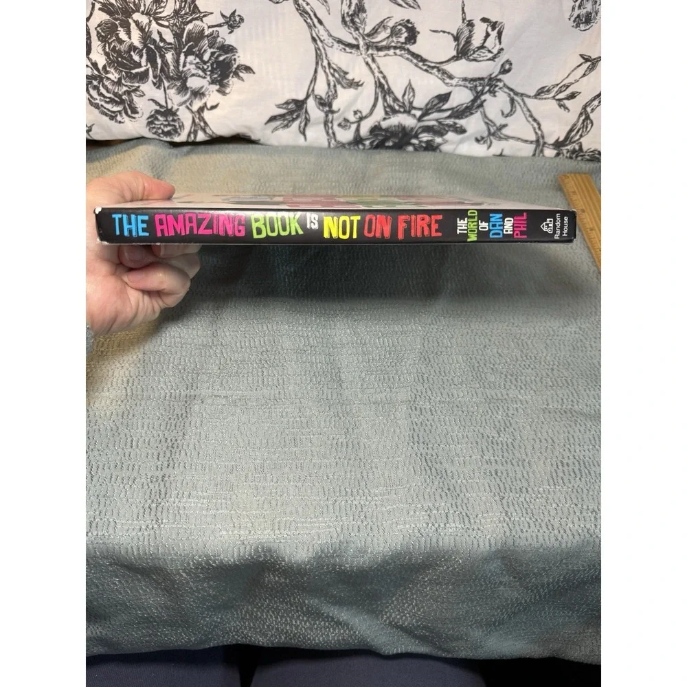 Amazing Book Is Not on Fire : The World of Dan and Phil by Phil Lester and...